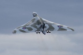 开云体育在线官网-德甲极速攻防：快节奏比赛精彩纷呈，德甲冲刺速度最快球员