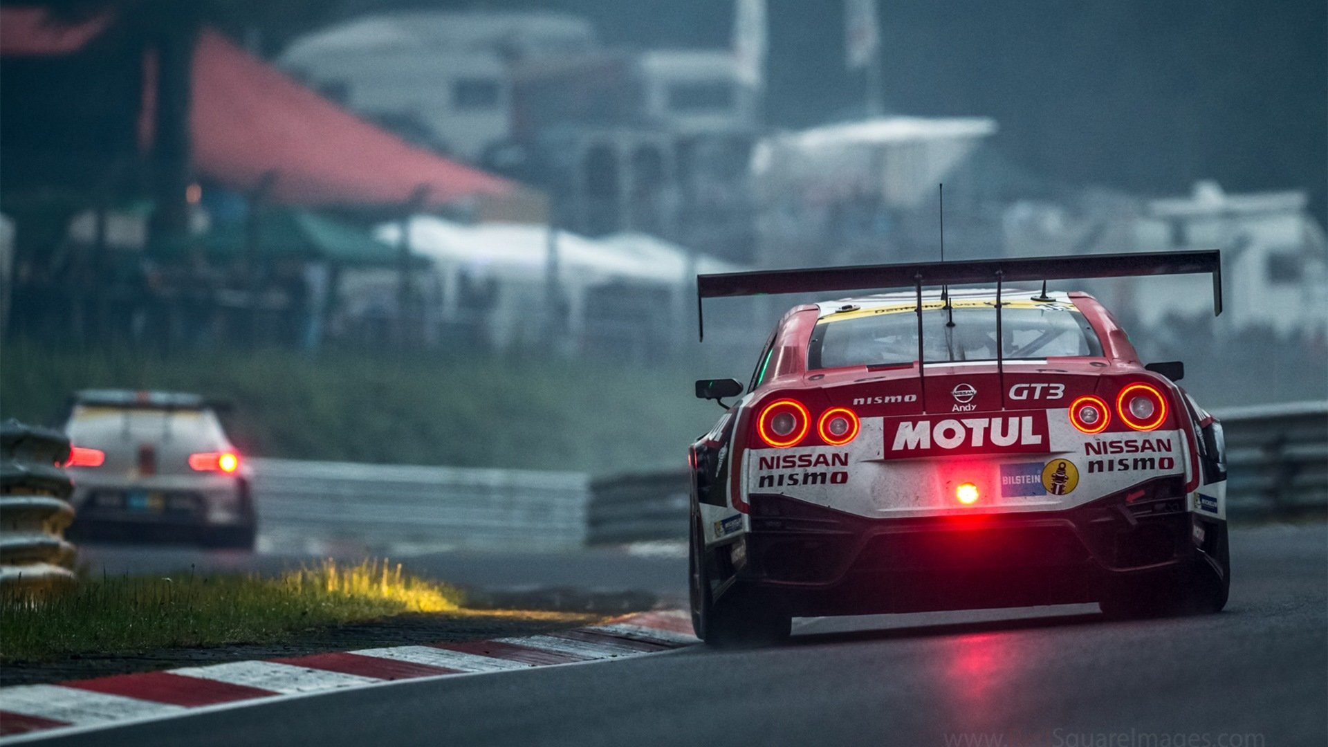 “高新体育中心羽毛球:快速反应与精准击球的完美展示”